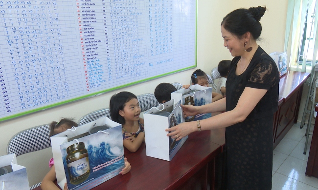 Hội LHPN Sóc Sơn cùng Đoàn thiện nguyện Hà Nội tặng quà nhân ngày Quốc Tế Thiếu Nhi